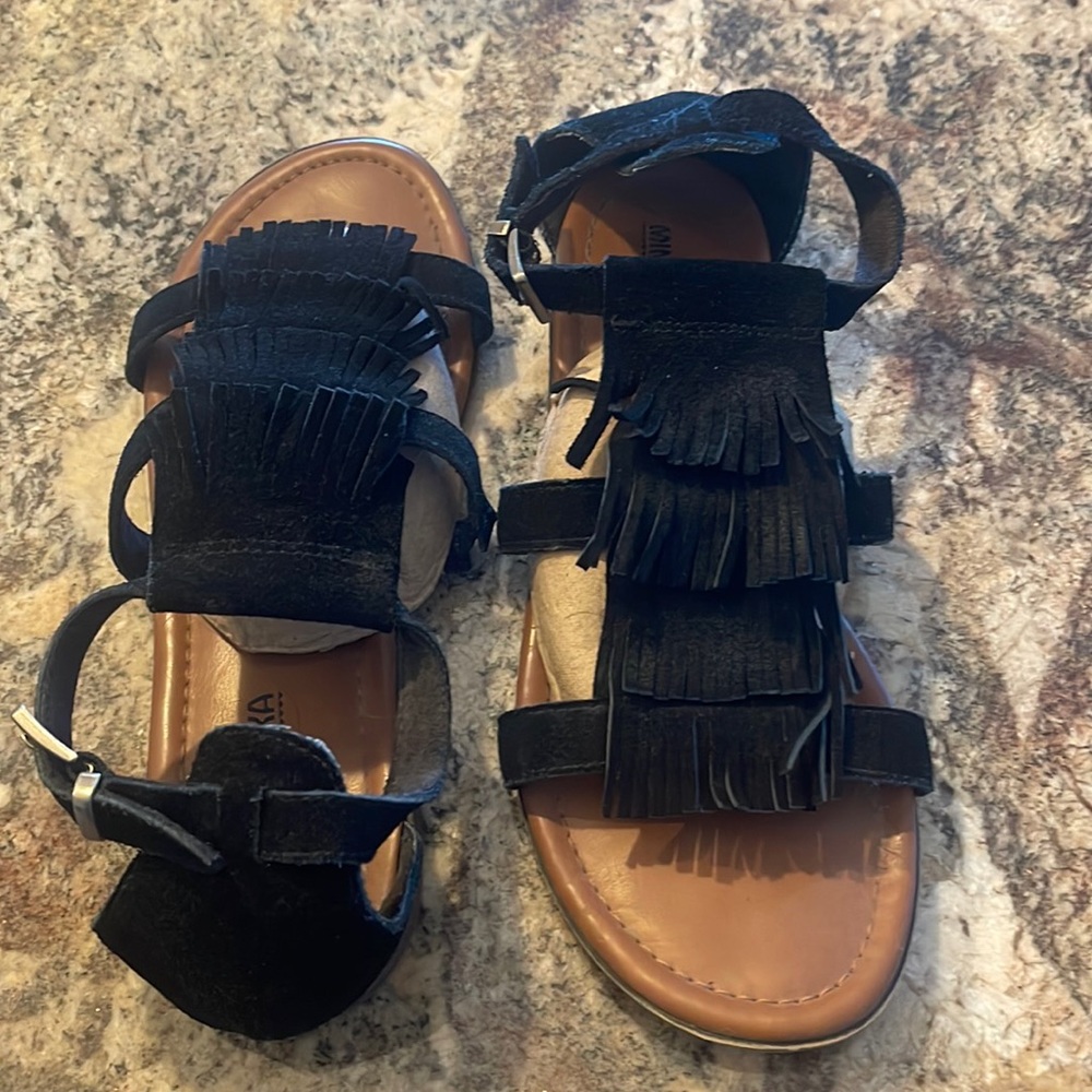 Minnetonka black sandals size 9